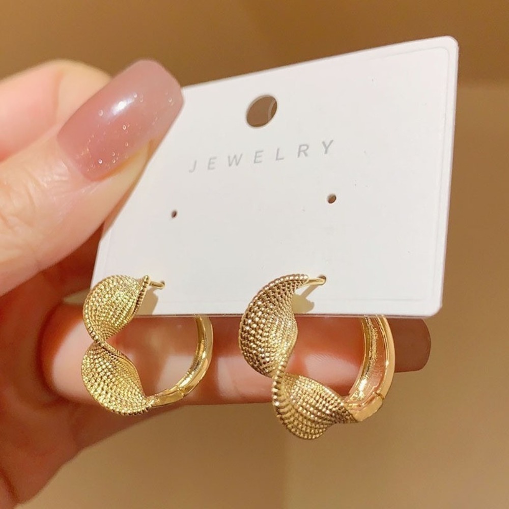 1 Pair of Gold Spiral Clip-On  - огляд і ціна Travel Accessories As Gifts