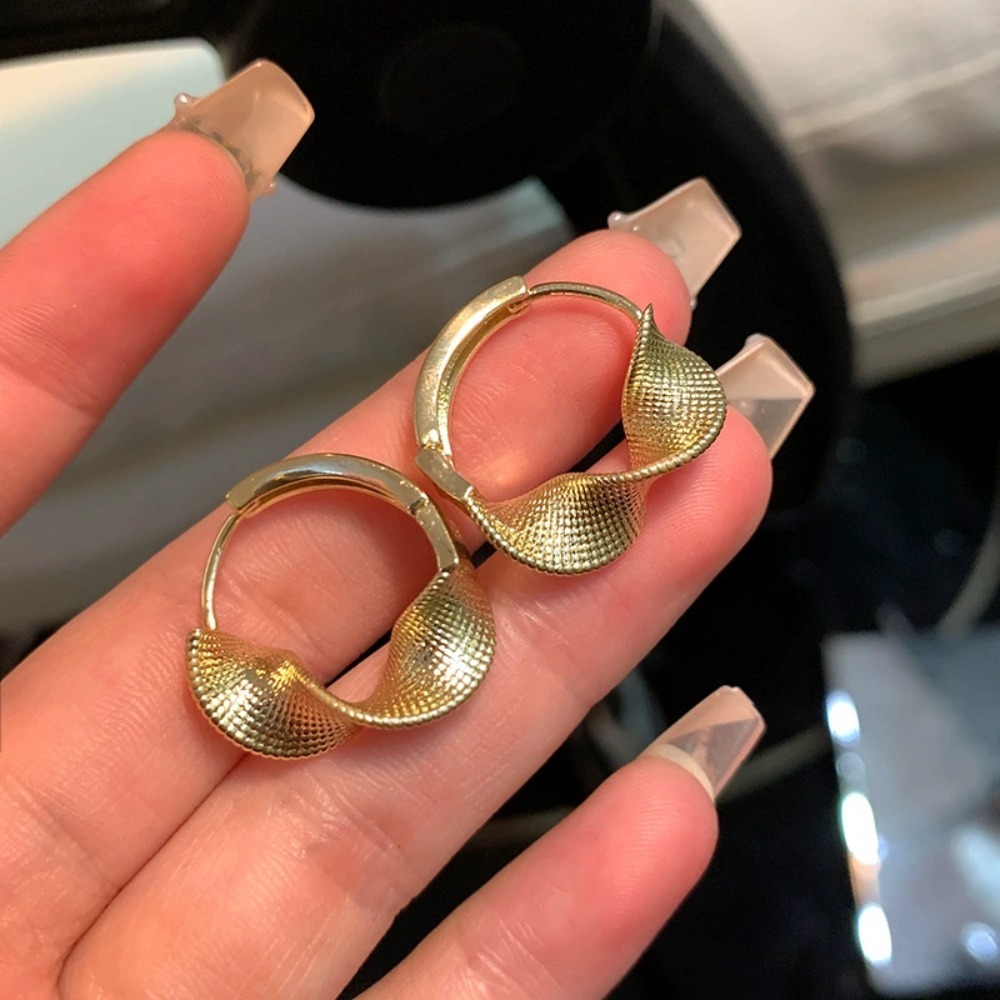 1 Pair of Gold Spiral Clip-On  - огляд і ціна Travel Accessories As Gifts