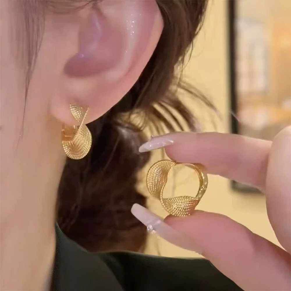 1 Pair of Gold Spiral Clip-On  - огляд і ціна Travel Accessories As Gifts
